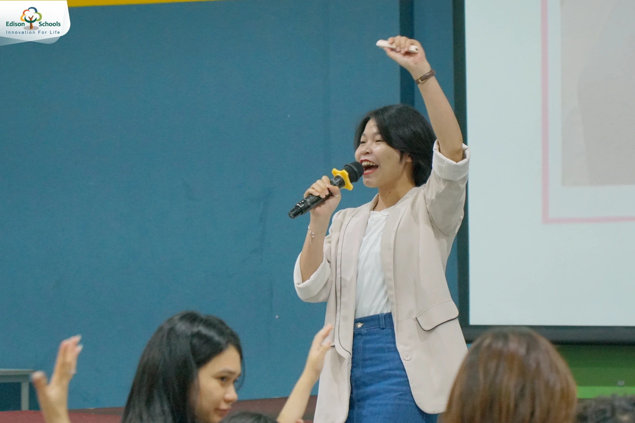 chuyên gia tâm lý Bùi Thị Sơn Trà chia sẻ tại Ngày hội kỹ năng trường tiểu học