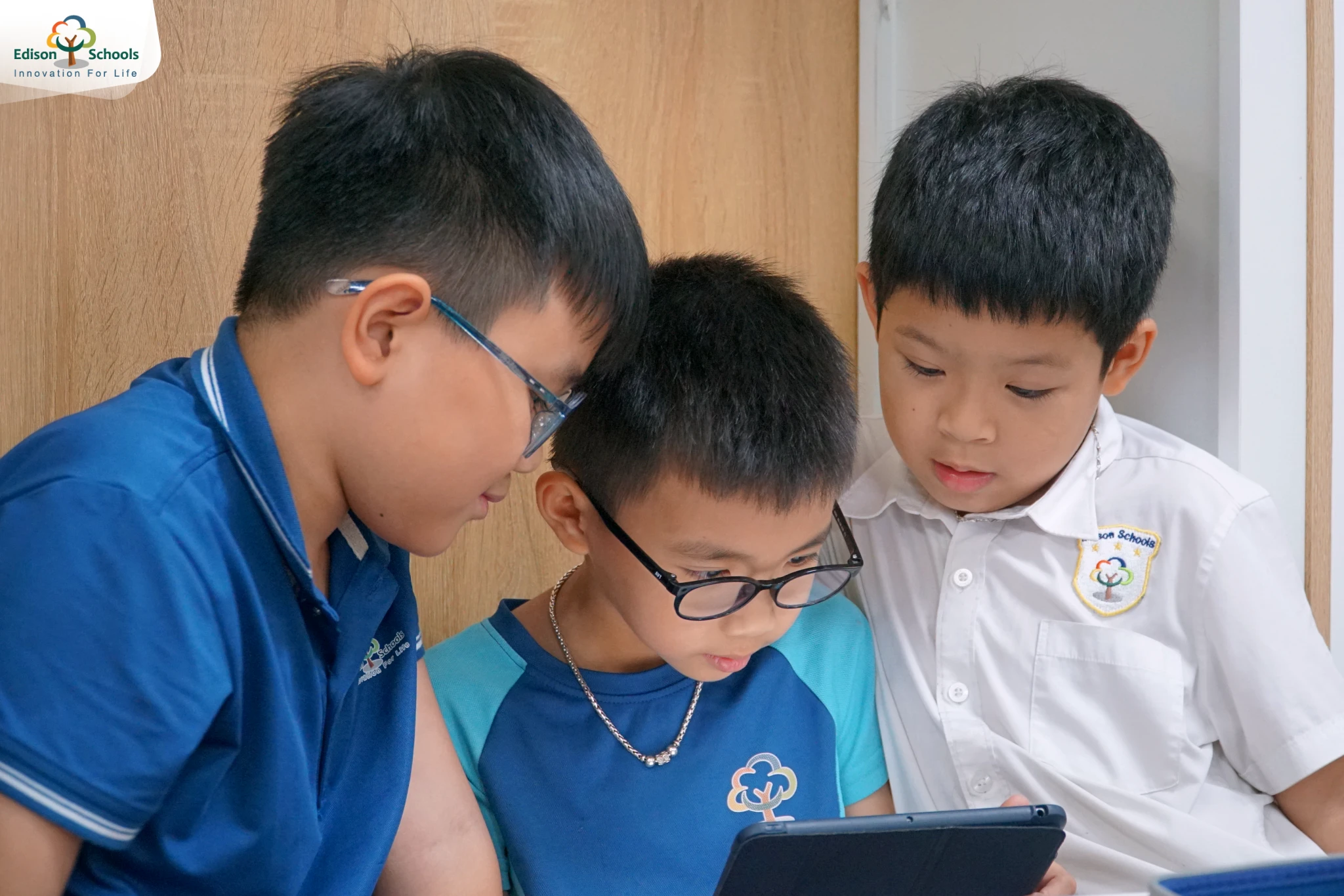 các bạn học sinh tiểu học trao đổi trong giờ học